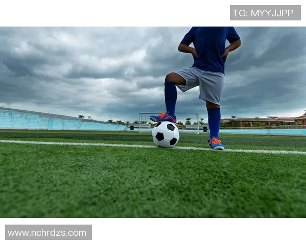 热销足球明星T恤引领潮流时尚穿搭让你成为球场上最闪耀的风景